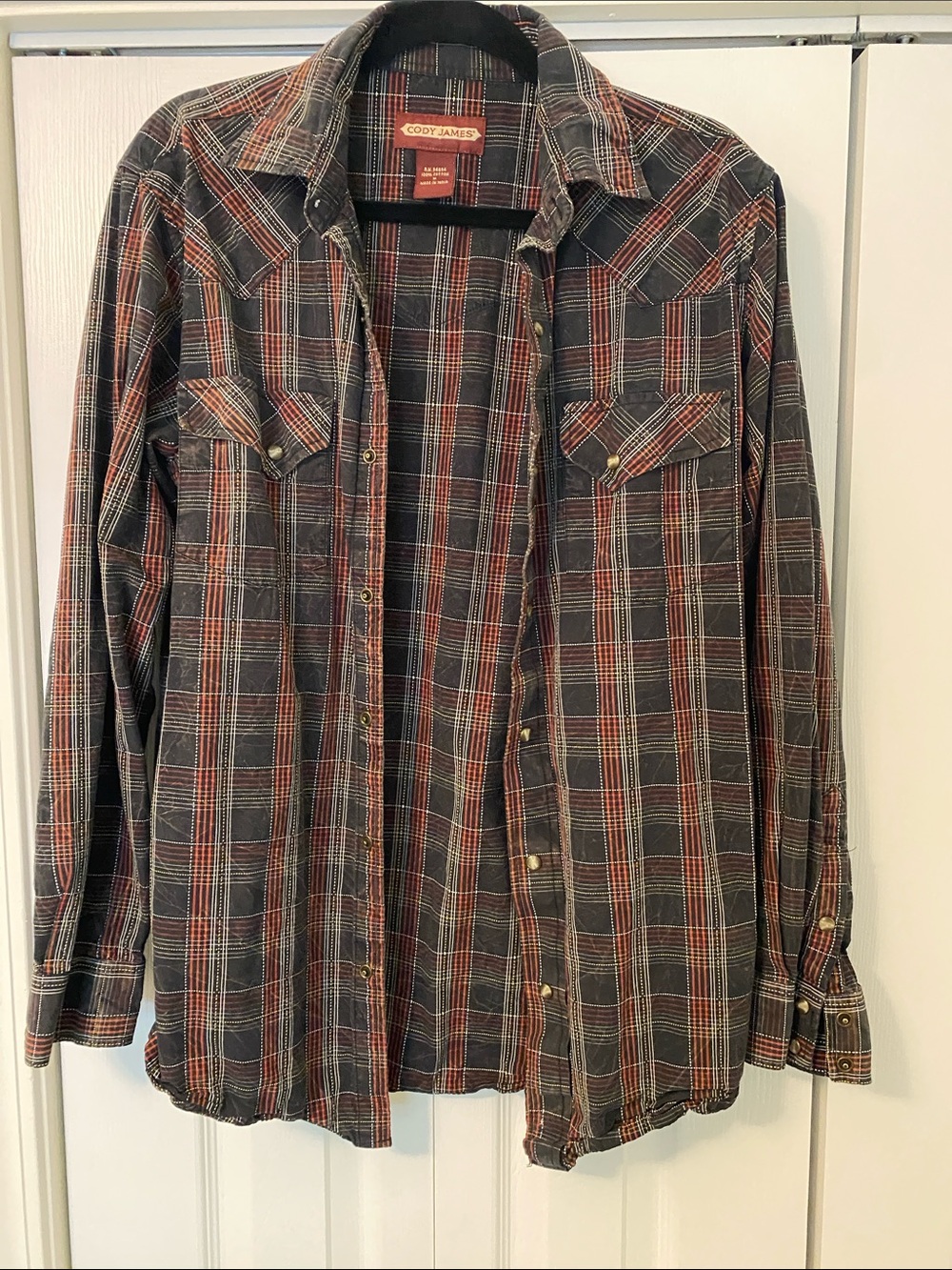 Men’s medium Cody James long sleeve snap front shirt